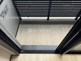 グランパセオ押上八広 モダンな黒枠の窓から光が入る落ち着いた印象の室内空間