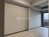 グランパセオ押上八広 明るく落ち着いた印象の洋室と奥の洋室をつなぐ空間