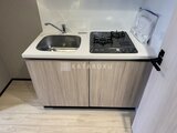 グランパセオ押上八広 ガスコンロと シンクが備わったコンパクトなキッチン