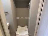 グランパセオ押上八広 洗濯機置き場のある落ち着いた色合いのランドリースペース