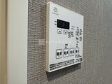 グランパセオ押上八広 壁に設置された白い給湯器のコントロールパネル