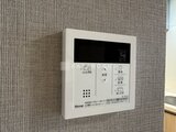 グランパセオ押上八広 壁に設置されたリンナイ製の白いガス給湯器コントロールパネル