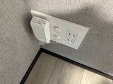 グランパセオ押上八広 白を基調とした壁面コンセントと空気清浄機が設置された様子