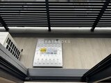 グランパセオ押上八広 バルコニーの天井に設置された物干し金具と採光窓
