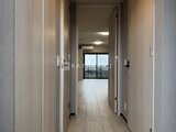 グランパセオ押上八広 明るい廊下から居室への開放的な間取りの様子