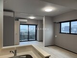 グランパセオ押上八広 キッチンから見たリビングダイニングと洋室への開放的な空間