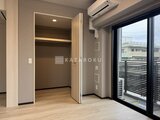 グランパセオ押上八広 大きな窓と開放的なウォークインクローゼット付きの洋室