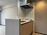 グランパセオ押上八広 モダンなキッチンカウンターと調理スペースのある食卓エリア