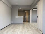 グランパセオ押上八広 明るい床材のLDK空間と廊下の開放的な様子
