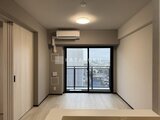 グランパセオ押上八広 明るい印象の洋室から街並みを望む大きな窓と