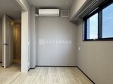グランパセオ押上八広 明るい窓からの光が入るモダンなワンルーム空間
