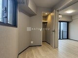 グランパセオ押上八広 玄関から奥の居室へ続く廊下と開放的なリビング空間