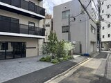 コンフォリア・リヴ駒込西ヶ原 落ち着いた色調の建物と緑が調和したエントランスアプローチ