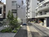 コンフォリア・リヴ駒込西ヶ原 緑に囲まれた落ち着いた雰囲気の共有スペースと建物外観
