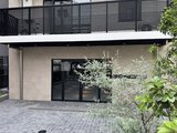 コンフォリア・リヴ駒込西ヶ原 モダンなデザインのエントランスと植栽に囲まれた開放的な外観