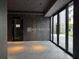 コンフォリア・リヴ駒込西ヶ原 モダンなエントランスホールから見た庭園への開放的なビュー