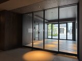 コンフォリア・リヴ駒込西ヶ原 大きな窓から光が差し込むモダンなエントランスホール