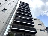 コンフォリア・リヴ駒込西ヶ原 下から見上げた建物外観、モダンなバルコニーが連続する様子
