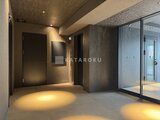コンフォリア・リヴ駒込西ヶ原 間接照明で落ち着いた雰囲気のエントランスホール
