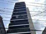 コンフォリア・リヴ駒込西ヶ原 黒い外壁とバルコニーが印象的な、モダンな設計の建物外観
