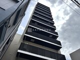 コンフォリア・リヴ駒込西ヶ原 下から見上げた建物の縦長のフォルム、黒と白のモダンな外観