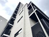 コンフォリア・リヴ駒込西ヶ原 白を基調とした建物を下から見上げた外観