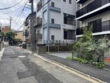 コンフォリア・リヴ駒込西ヶ原 前面道路から見た建物外観と緑が映える入口アプローチ