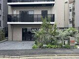 コンフォリア・リヴ駒込西ヶ原 緑の庭を配した落ち着いたモダン住宅の正面外観