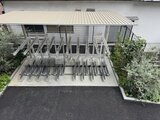 コンフォリア・リヴ駒込西ヶ原 駐輪場と階段が整備された共用部の上空からの眺め
