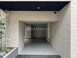 コンフォリア・リヴ駒込西ヶ原 白を基調としたタイル張りのエントランスホール