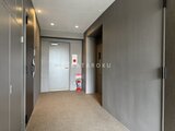 コンフォリア・リヴ駒込西ヶ原 共用廊下から見たエレベーターホールと玄関ドア付近の様子