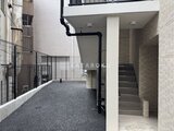 コンフォリア・リヴ駒込西ヶ原 落ち着いた色合いのエントランスポーチと階段室の様子