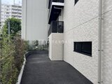 コンフォリア・リヴ駒込西ヶ原 白いタイル貼りの壁に囲まれたモダンな共用通路