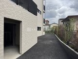 コンフォリア・リヴ駒込西ヶ原 開放的な駐車スペースから建物入口へ続くアプローチ