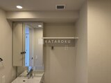 コンフォリア・リヴ駒込西ヶ原 洗面台と収納棚が備わった清潔感のある洗面脱衣所