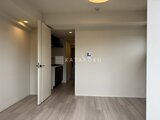 コンフォリア・リヴ駒込西ヶ原 開放的なリビングスペースと奥のキッチンを見通した間取りの様子