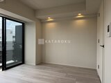 コンフォリア・リヴ駒込西ヶ原 採光ガラス戸から光が入る落ち着いた色合いの洋室