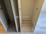 コンフォリア・リヴ駒込西ヶ原 複数の収納扉が並ぶ、機能的な玄関周りの様子