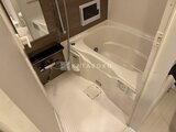 コンフォリア・リヴ駒込西ヶ原 浴槽と洗い場がゆとりを持って配置されたバスルーム