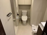 コンフォリア・リヴ駒込西ヶ原 温白色で統一されたシンプルなトイレ空間