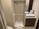 コンフォリア・リヴ駒込西ヶ原 洗面台と洗濯機が並ぶコンパクトな洗面脱衣室