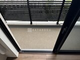 コンフォリア・リヴ駒込西ヶ原 黒いルーバーで採光を調整できるバルコニー