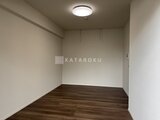 コンフォリア・リヴ駒込西ヶ原 白壁と木目調の床材が落ち着いた印象の洋室