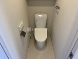 コンフォリア・リヴ駒込西ヶ原 温白色でまとめられたすっきりとしたトイレ空間