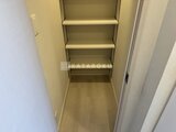 コンフォリア・リヴ駒込西ヶ原 複数の棚が備わった明るい印象の廊下収納
