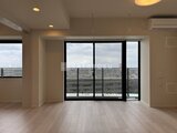 コンフォリア・リヴ駒込西ヶ原 大きな窓から光が入る開放的なリビングダイニング空間