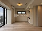 コンフォリア・リヴ駒込西ヶ原 明るいLDK空間と開放的なバルコニーへのアクセス