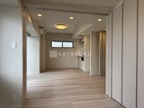 コンフォリア・リヴ駒込西ヶ原 明るい照明と木目調の床材で統一されたリビングダイニング