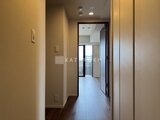 コンフォリア・リヴ駒込西ヶ原 廊下から玄関方向を見た開放的な通路空間