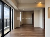 コンフォリア・リヴ駒込西ヶ原 大きな窓から光が入る開放的なリビングダイニング